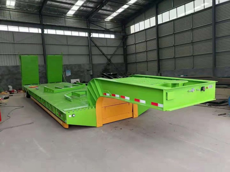 液压爬梯低平板生产厂商13米挂车公司厂家价格