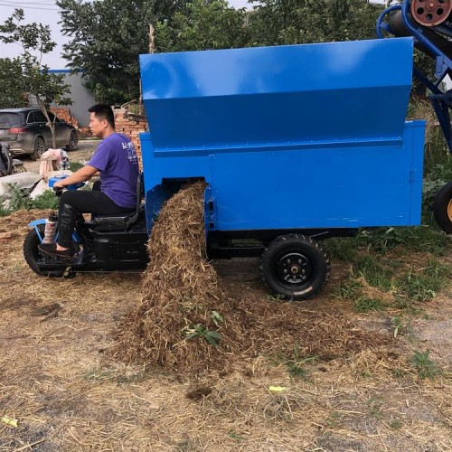 多功能喂料车 养殖场撒料机 柴油牛羊撒料车 饲料喂养撒料车