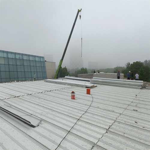 798艺术区D14号楼岩棉屋面板更换工程