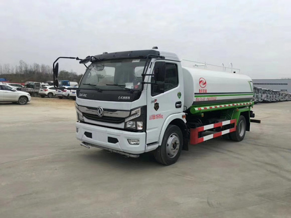 东风8-9吨洒水车
