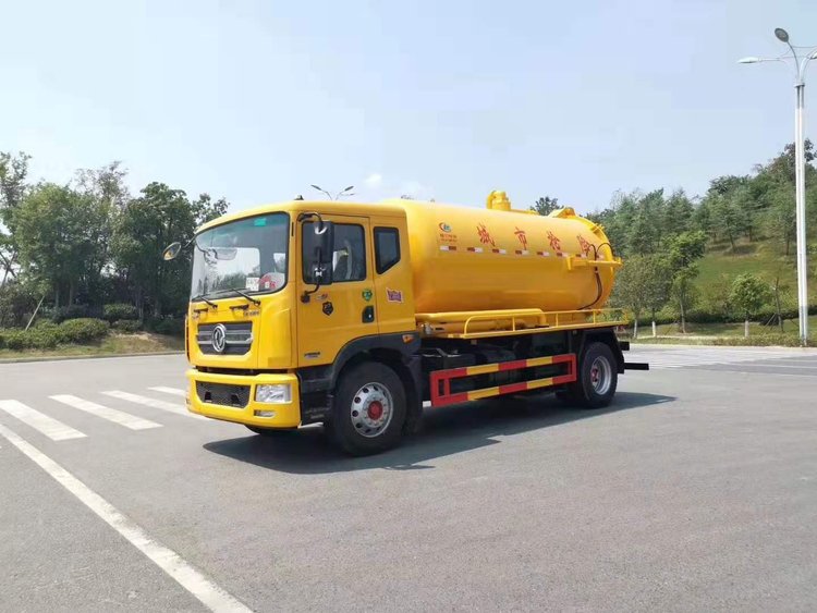 东风D9型12立方吸污车