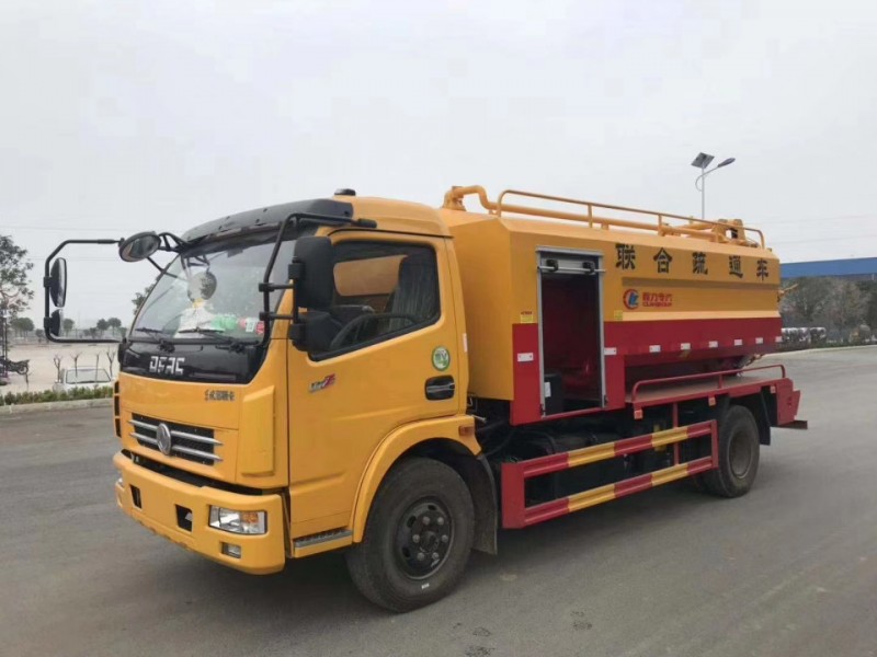 东风7+4清洗吸污两用车